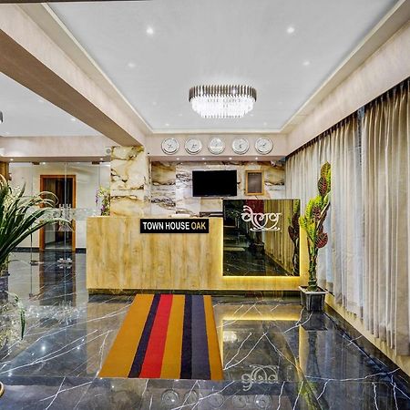 Townhouse Oak Hotel Vaibhav Surat Luaran gambar