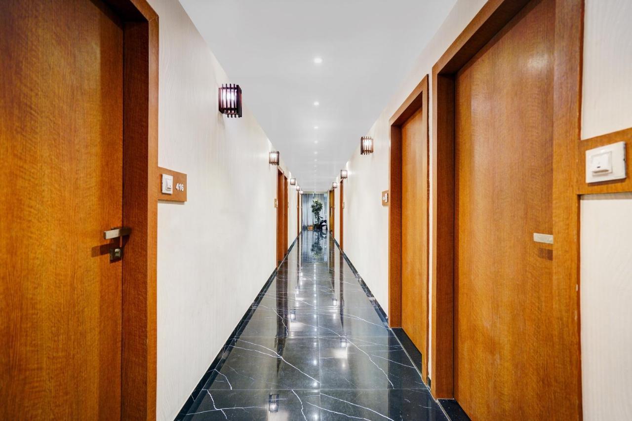 Townhouse Oak Hotel Vaibhav Surat Luaran gambar