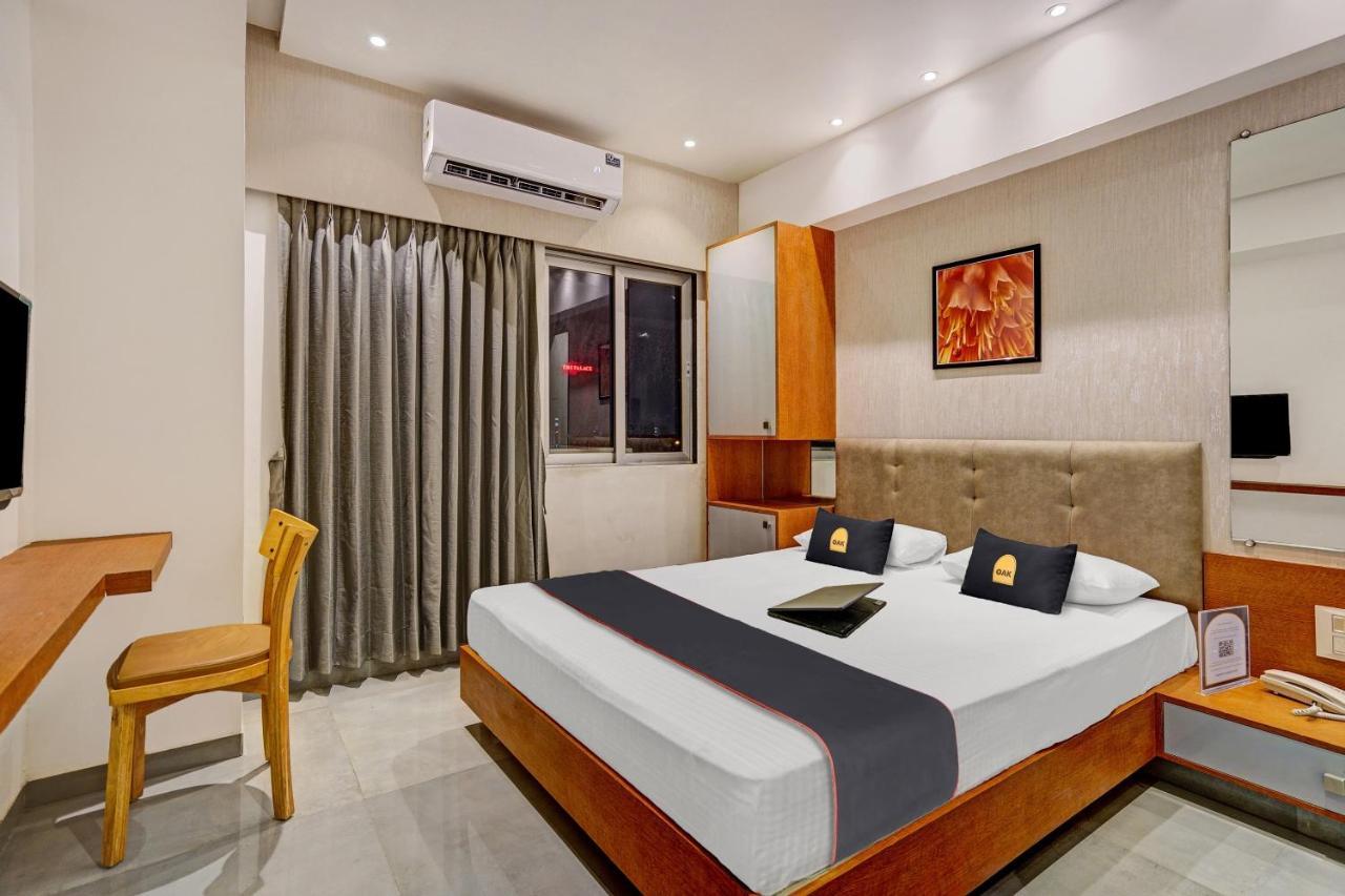 Townhouse Oak Hotel Vaibhav Surat Luaran gambar