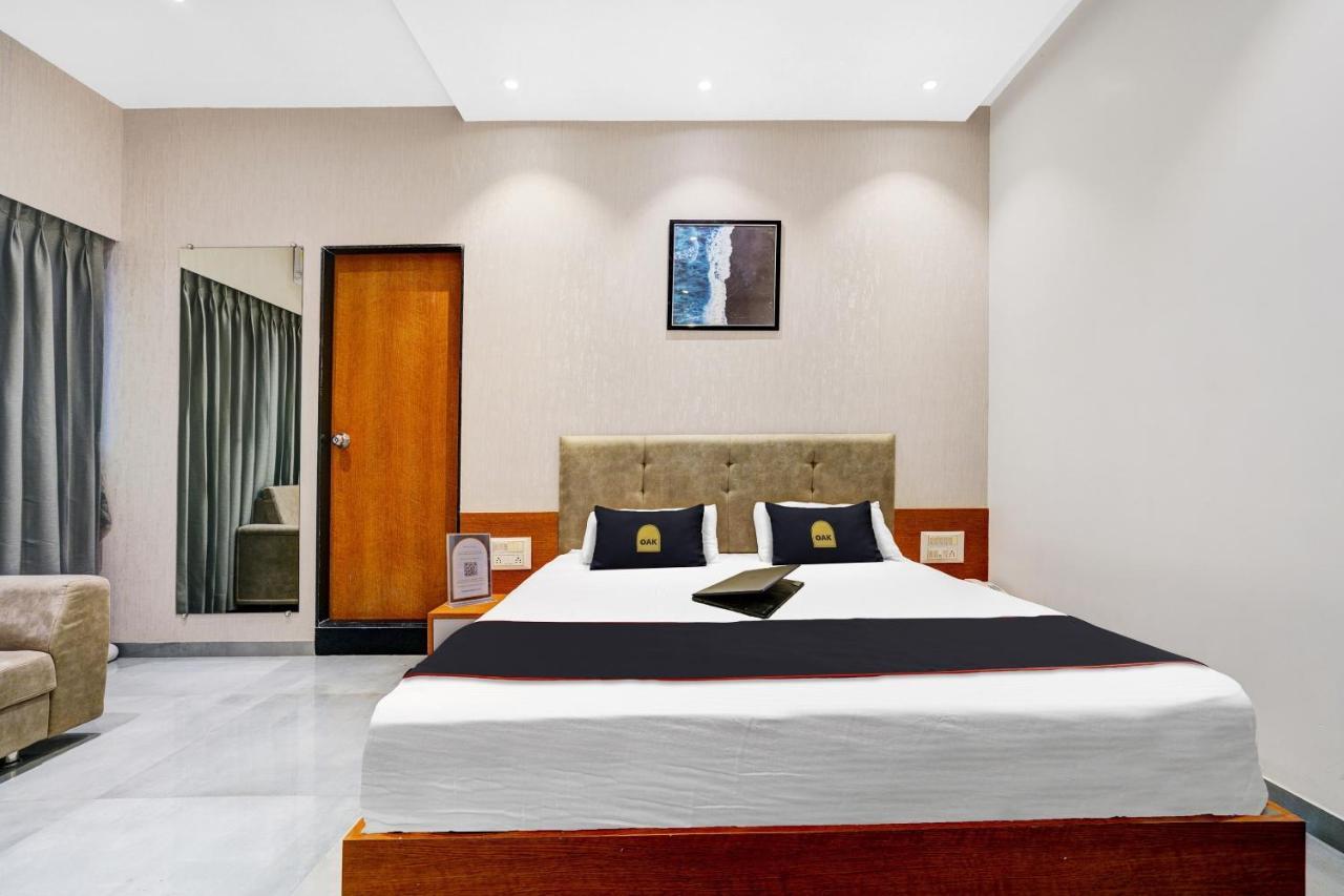Townhouse Oak Hotel Vaibhav Surat Luaran gambar