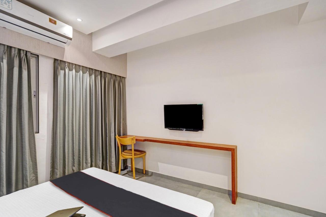 Townhouse Oak Hotel Vaibhav Surat Luaran gambar
